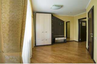 Гостиница Sky Красноярск Улучшенный двухместный номер с 2 отдельными кроватями-4