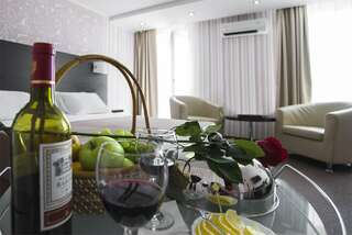 Гостиница Sky Красноярск Стандартный двухместный номер с 2 отдельными кроватями, вид на сад-7