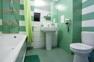 Гостиница Sky Красноярск Четырехместный номер с душем-2