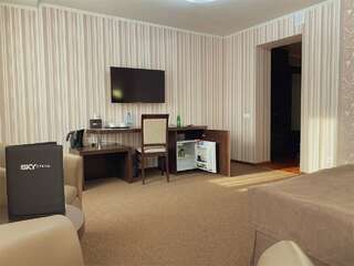 Гостиница Sky Красноярск Стандартный двухместный номер с 2 отдельными кроватями, вид на сад-3