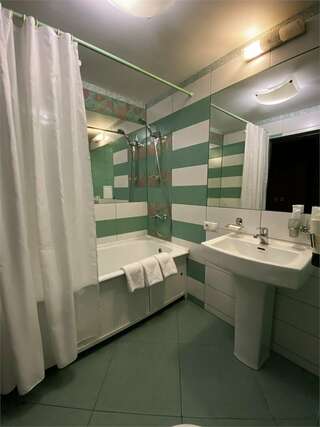 Гостиница Sky Красноярск Трехместный номер с балконом-6