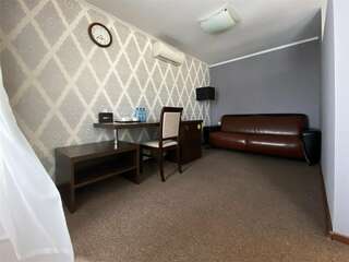 Гостиница Sky Красноярск Трехместный номер с балконом-3