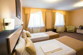 Гостиница Sky Красноярск Улучшенный двухместный номер с 2 отдельными кроватями-1