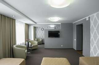 Гостиница Sky Красноярск Четырехместный номер с душем-1