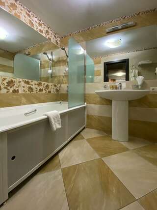 Гостиница Sky Красноярск Standard Twin Room - Mountain View-9