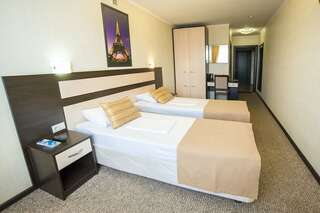 Гостиница Sky Красноярск Standard Twin Room - Mountain View-1