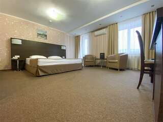 Гостиница Sky Красноярск Стандартный двухместный номер с 2 отдельными кроватями, вид на сад-1