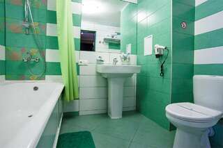 Гостиница Sky Красноярск Трехместный номер с балконом-9